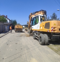 Trwają prace przy budowie sieci kanalizacji sanitarnej z przyłączami w Strzelcach Wielkich.