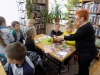 Zdjęcie: Dzieci ze szkoły podstawowej w bibliotece