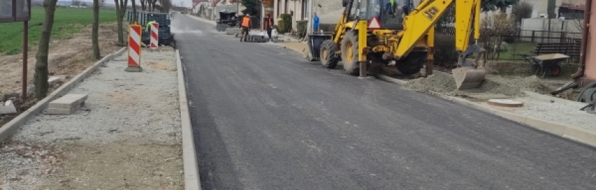 Trwają prace przy przebudowie drogi gminnej nr 740542P na odcinku od ul. Drzęczewskiej w Piaskach do Drzęczewa Drugiego.